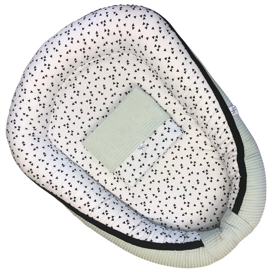 Baby nest Triangles mint green | in stock
