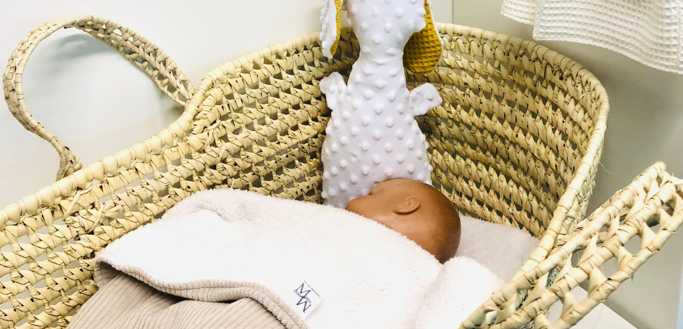 rietenmozesmand met handgemaakte teddydeken en konijnknuffel